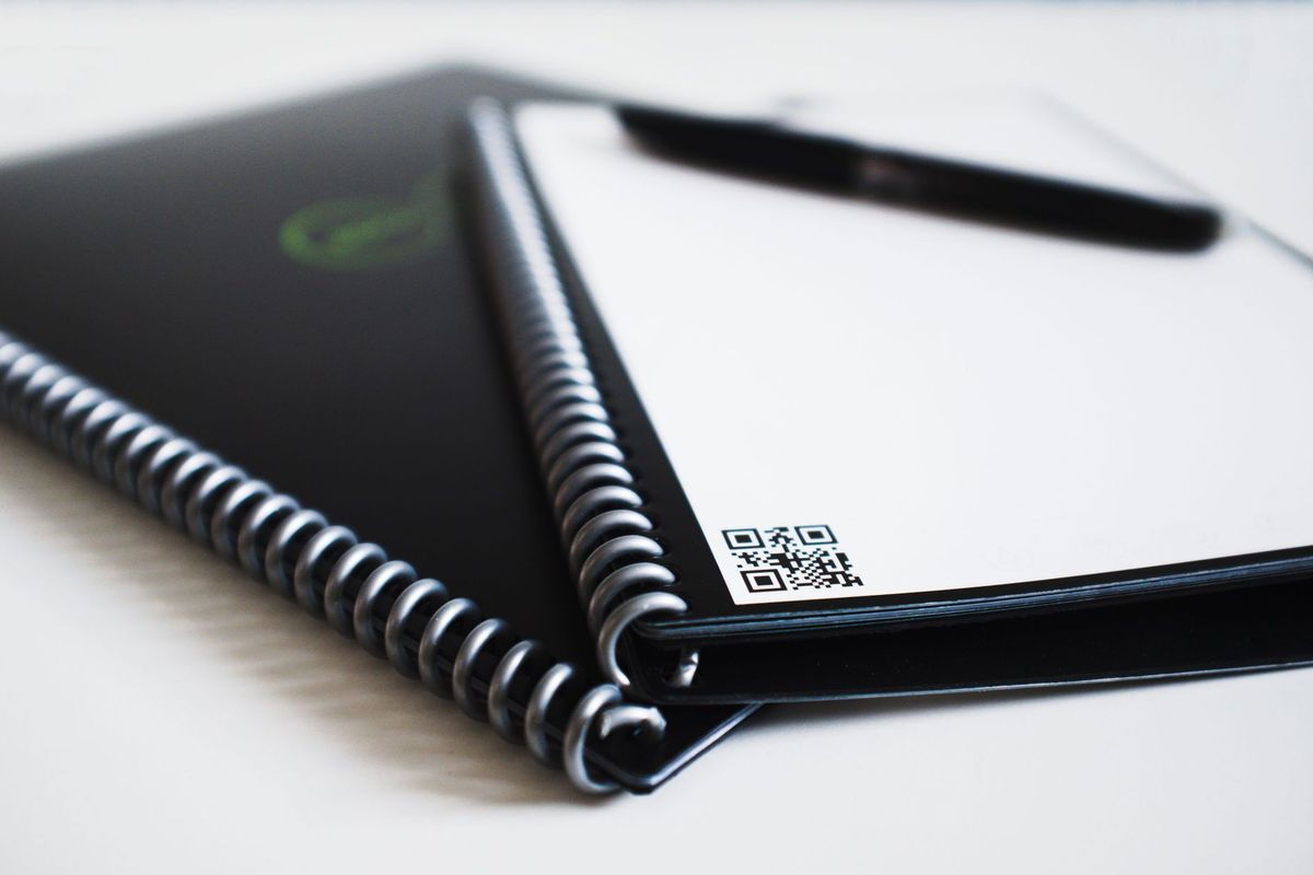 Una libreta negra de espiral, parte del kit de oficina de la marca