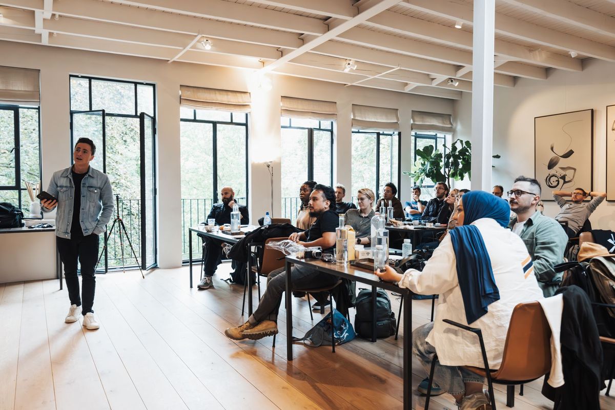Un facilitador conversa con un grupo en una sala de capacitación